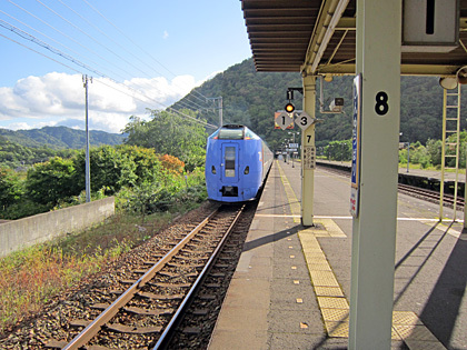 新夕張駅を後にするスーパーとかち8号 新夕張駅を後にするスーパーとかち8号
