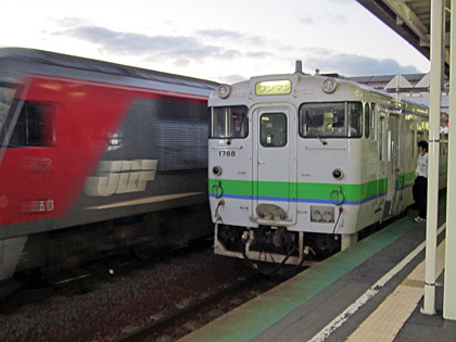 追分駅で通過していく貨物列車 追分駅で通過していく貨物列車