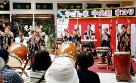 中央駅の東西で祭典