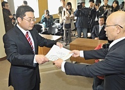 阿久根市・西平市長が初登庁