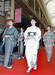 天文館で大島紬ファッションショー 鹿児島市