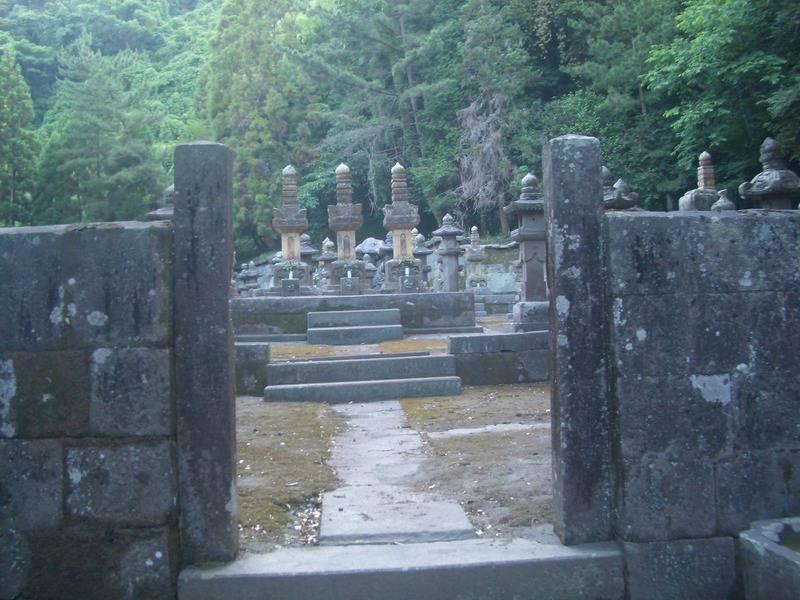 右から：虎寿丸・菊三郎（共に斉彬男子）、斉興夫人（弥姫。周子。賢章院殿）、右には「22代・継豊」の墓