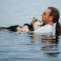 “愛犬と湖”の写真、年老いた犬と飼主の感動の物語